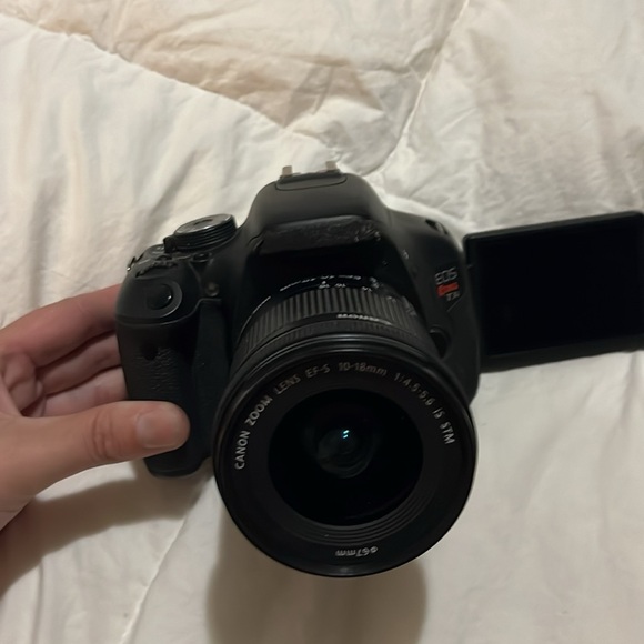 Nice camera.It is EOS Rebel T31 with extended lens Unfortunately missing battery - Picture 4 of 5